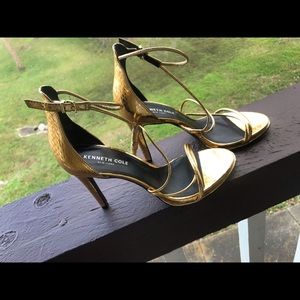 Gold stiletto pumps